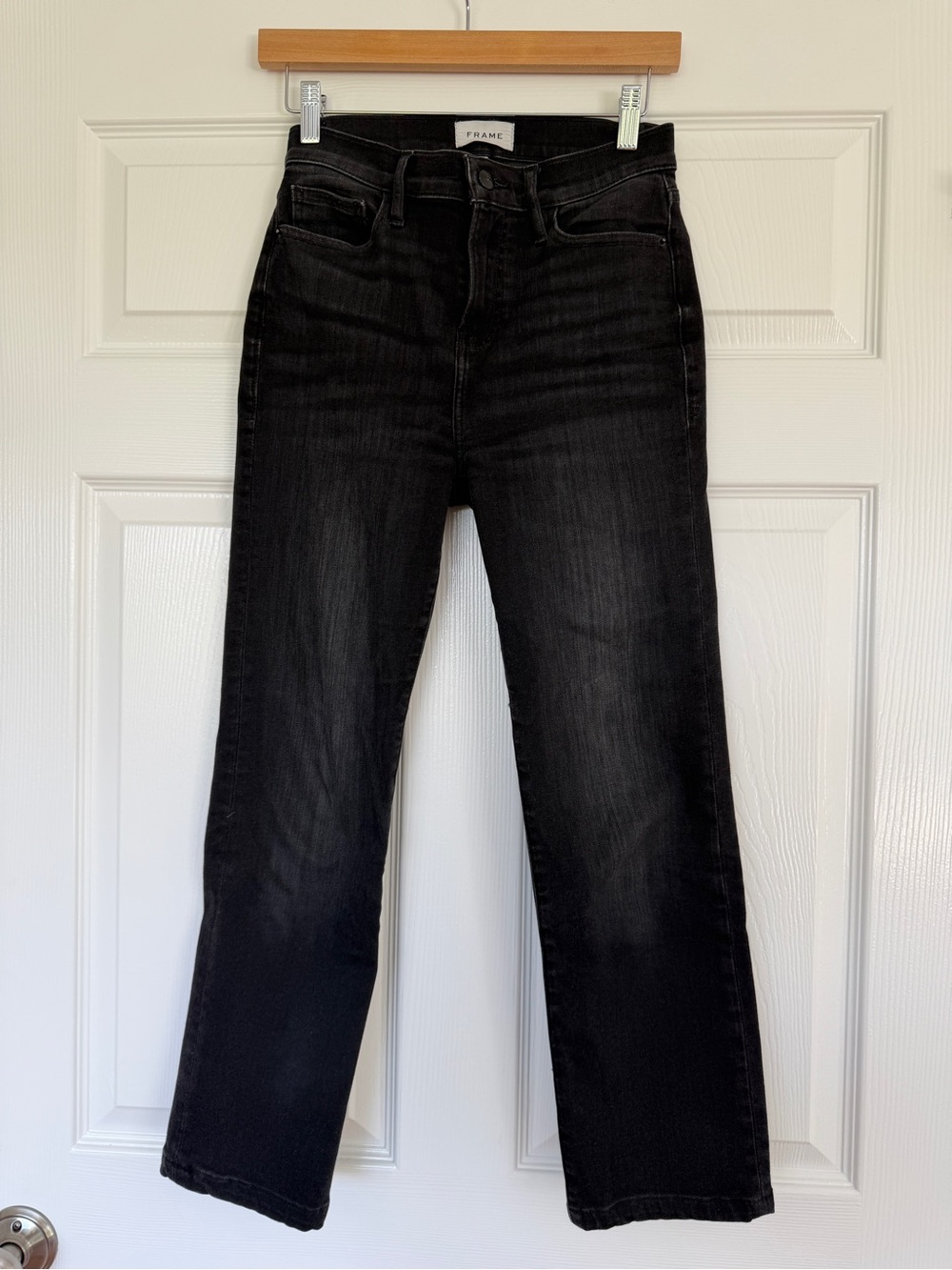 Frame Denim Mid-Rise Straight Kick Cropped Jeans in Black